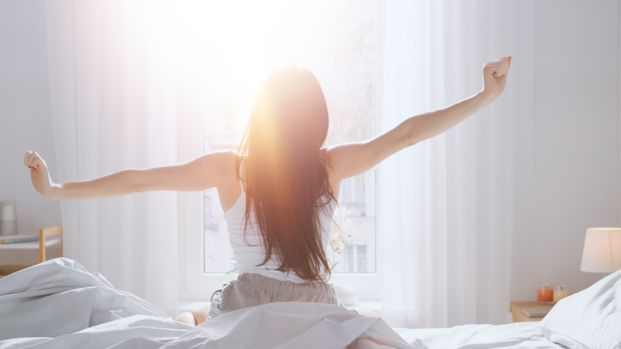 Sleep and Cognitive Health: Improving Brain Function in Seniors Senior woman sleeping peacefully in a cozy bed with a soft pillow and blanket.